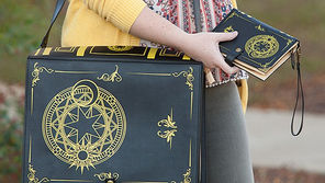 Bolsa e carteira no formato de livro de feitiços
