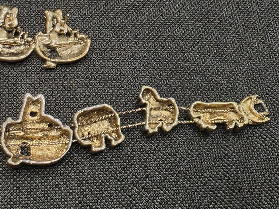 Thumbnail: Metallic animal charms: ark, cat, bear, dog, hippo