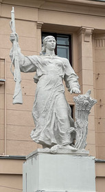 Фигура колхозницы у Дома Голосова