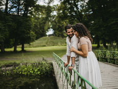 Romantiskt par håller om varandra på en bro i skogen Maja Kjäll Fotografi