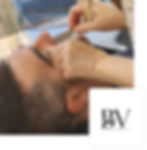 Homme se faisant rasé la moustache à la lame