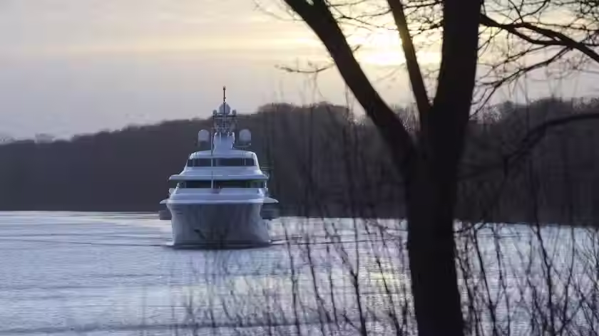 The 82-meter-long yacht named "Graceful" is said to belong to Russian President Vladimir Putin and was still moored in the port of Hamburg about a year ago. The company Sequoia concealed its ownership.