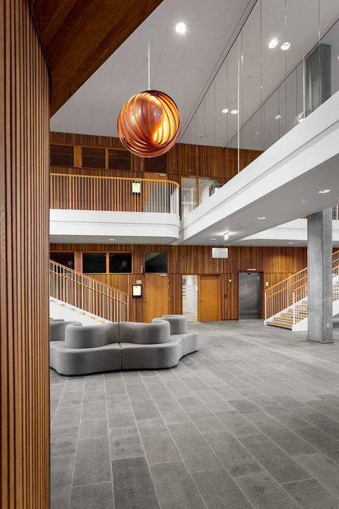 Arkitekturfotografering der viser bygningens fremtoning, linjer, former, dybde, farver og detaljer. Bygningens kontraster og skønhed. Reklamefotograf Hjørring, Nordjylland.