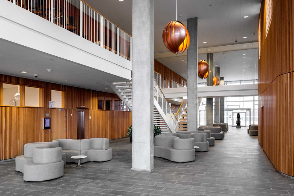 Arkitekturfotografering der viser bygningens fremtoning, linjer, former, dybde, farver og detaljer. Bygningens kontraster og skønhed. Reklamefotograf Hjørring, Nordjylland.