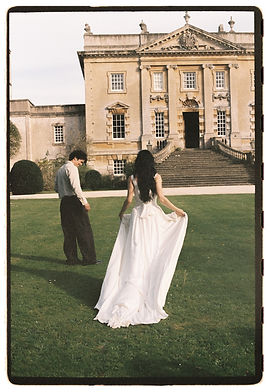 Couple de dos face au Frampton Court Estate en Angleterre, mariage à l'argentique 35mm, Caroline Marchante photographe de mariage