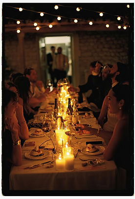Dîner à la bougie lors d'un mariage provençal, en argentique 35mm couleur par Caroline Marchante photographe de mariage
