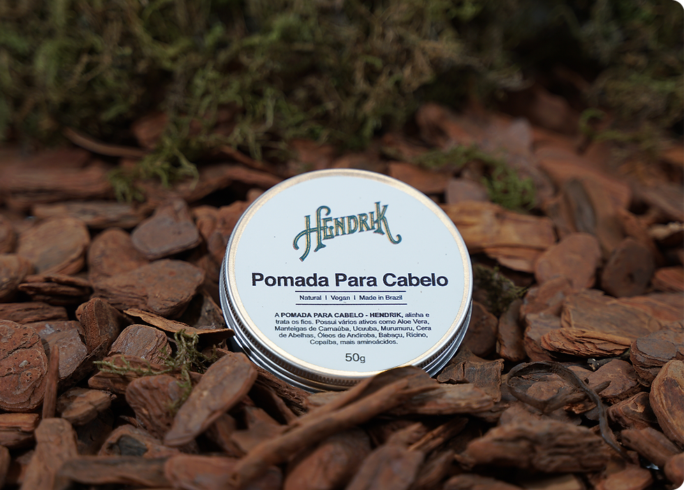 Cosmético masculino orgânico e vegano Hendrik em cenário de natureza sustentável.
