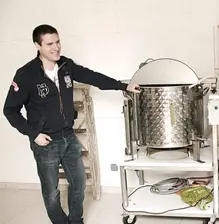 Julien Grégoire, agriculteur brasseur à Thieux, nous raconte comment il passe du champ à la choppe en passant par le maltage. Il en faut de l'organisation ! 