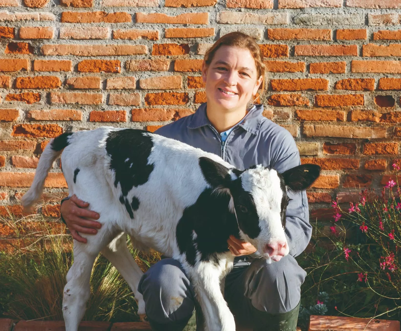 Edith agricultrice et un veau