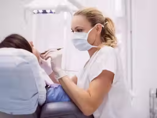 Como Evitar Problemas Legais na Contratação e Pagamento de Dentistas em sua Clínica