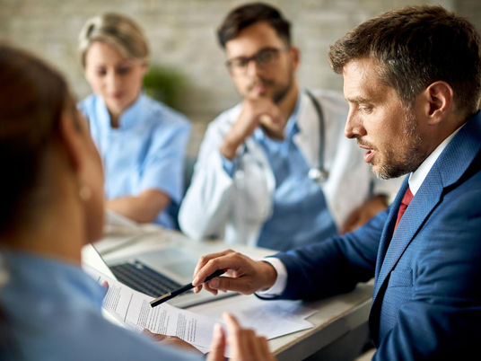 Guia completo para abrir uma clínica médica no Brasil