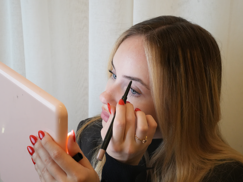 Restructuration des sourcils au fil à Bordeaux : la tendance des sourcils épais et naturels