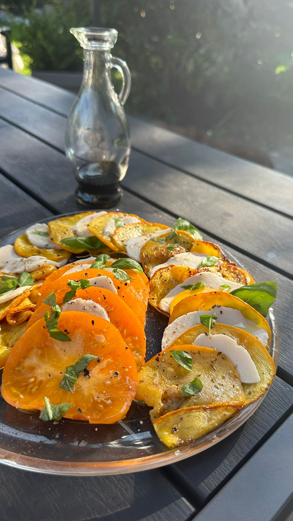 Selbstgemacht veganer Mozzarella mit Zucchini und Tomaten ausm Garten