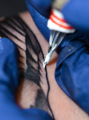 experienced-tattoo-artist-working-client-tattoo.jpg