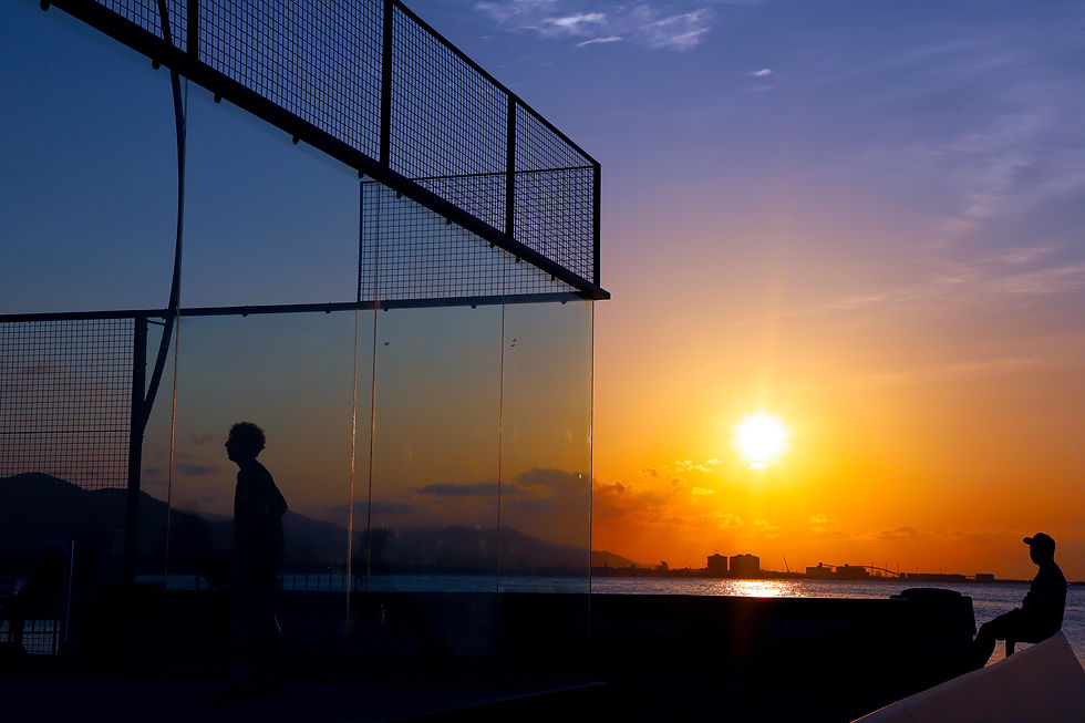 Padel-Court im Sonnenuntergang