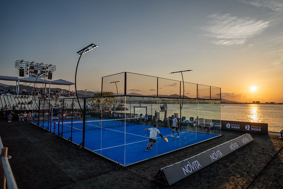 Padel-Court mit Wasser im Hintergrund bei Sonnenuntergang