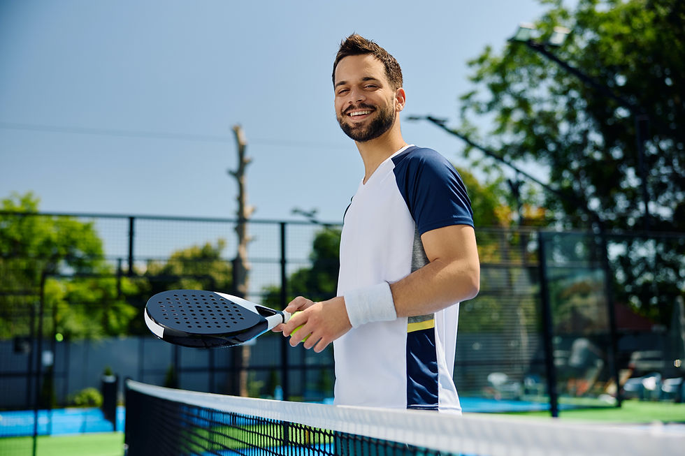 Mann mit Padelschläger im Padel-Court