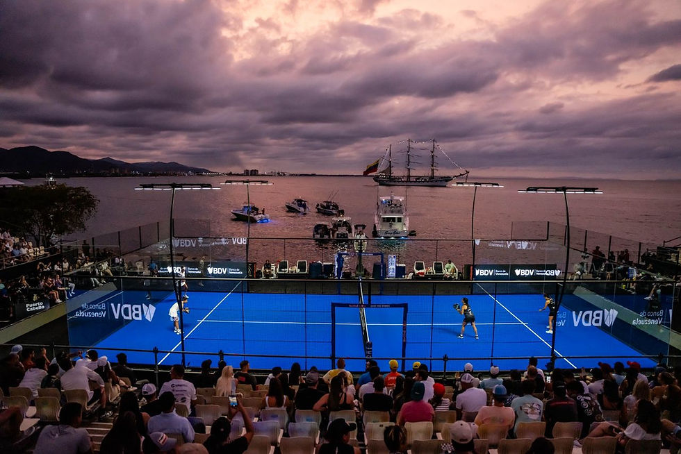 Padelmatch bei Sonnenuntergang am Wasser