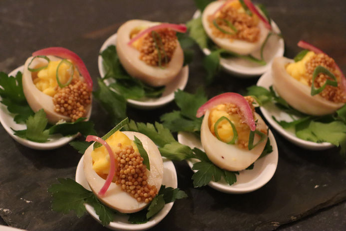 Apéritif végétarien: oeuf mariné à la sauce soja, pickles de graines de moutarde