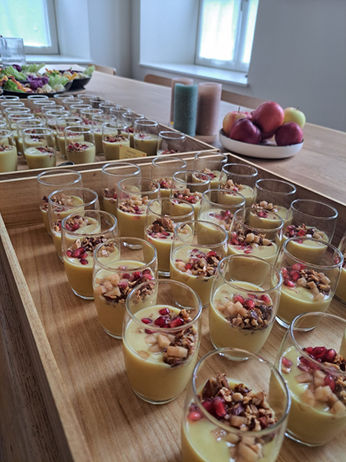 Mise en bouche vegan: gaspacho de céleri, pickles de poires au café, amandes torréfiées