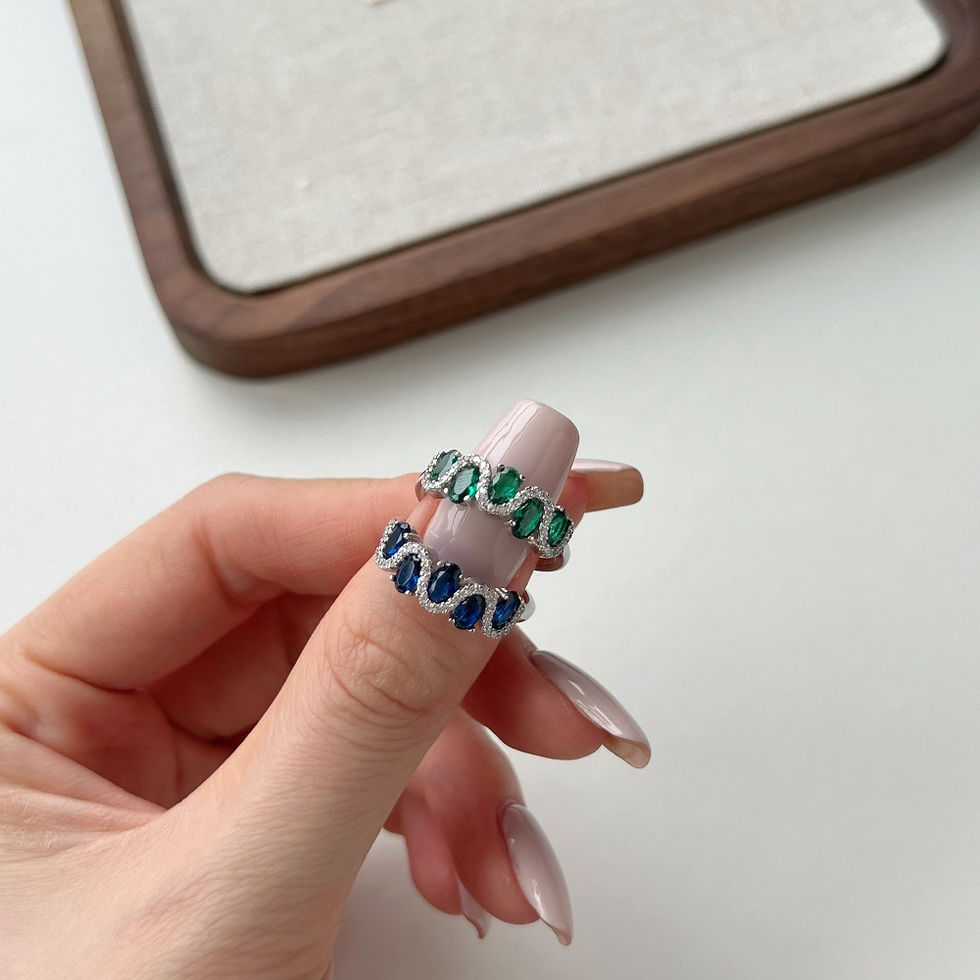 Thumbnail: Anillo esmeralda cultivada y zirconias .925