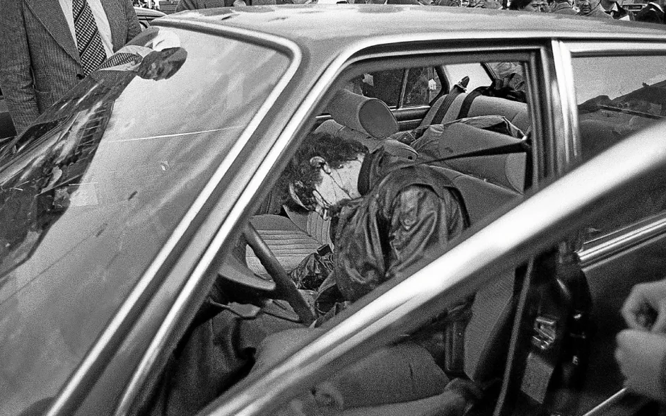 Mesrine slumped in a car wounded