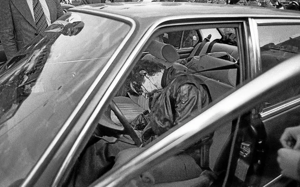 Mesrine slumped in a car wounded