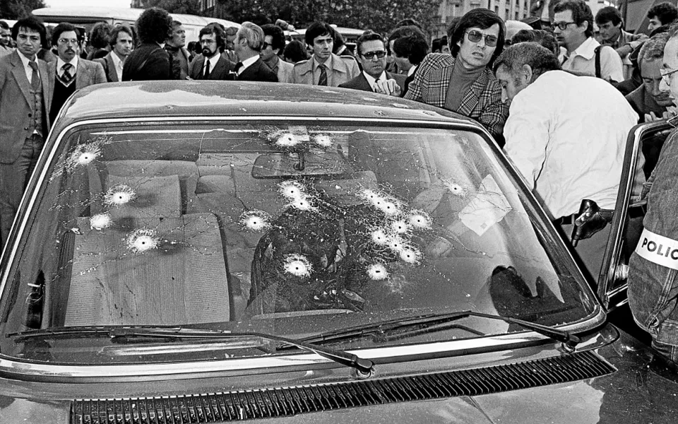 Mesrine slumped in a car wounded