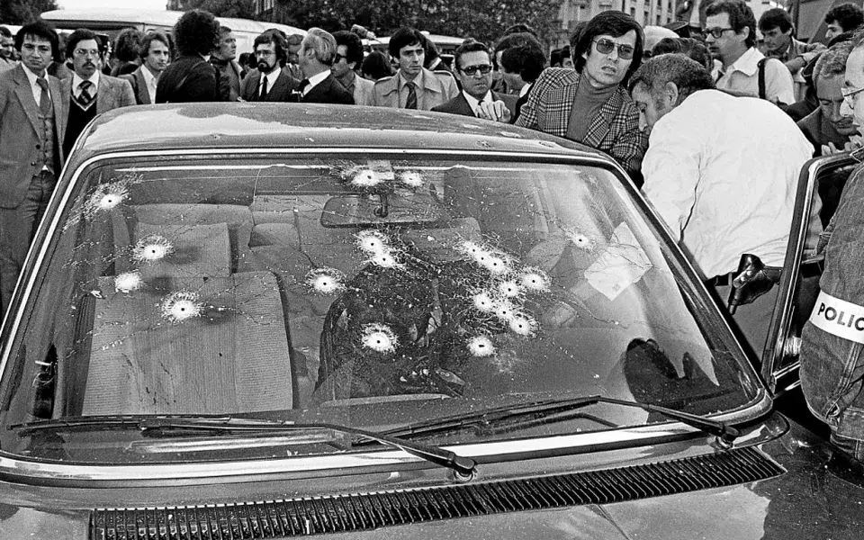 Mesrine slumped in a car wounded