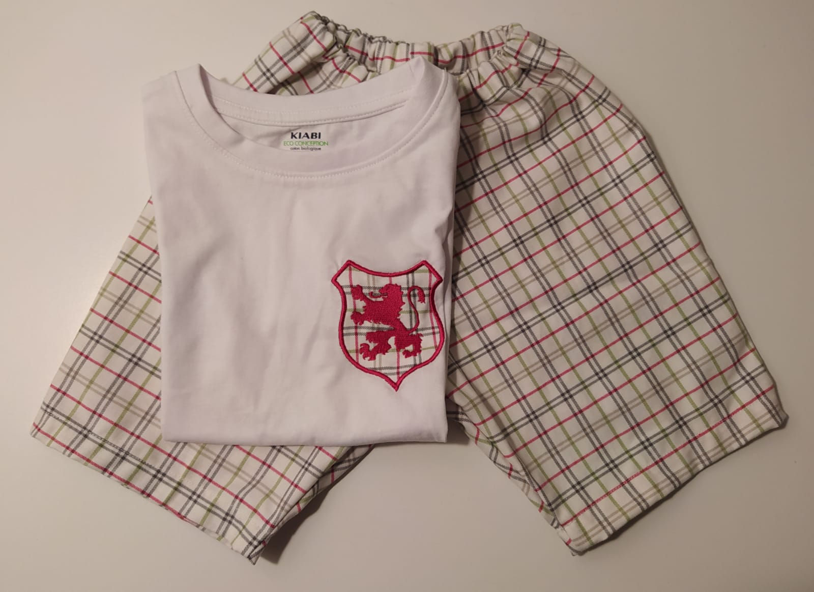 Pyjama garçon T6ans , short carreaux , tshirt MC appliqué lion  brodé