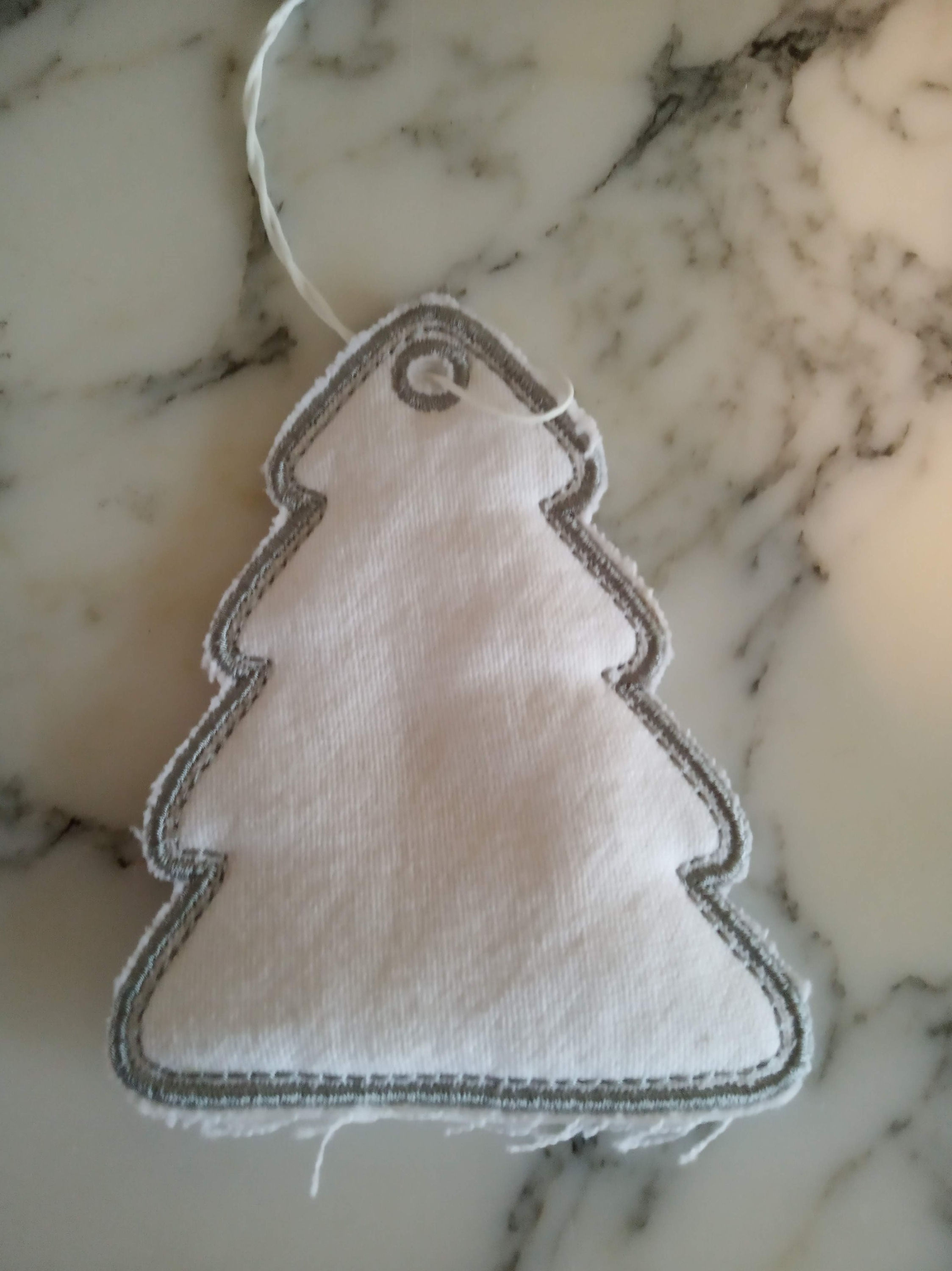 Décoration de Noël à suspendre sapin tissu blanc gris 10x