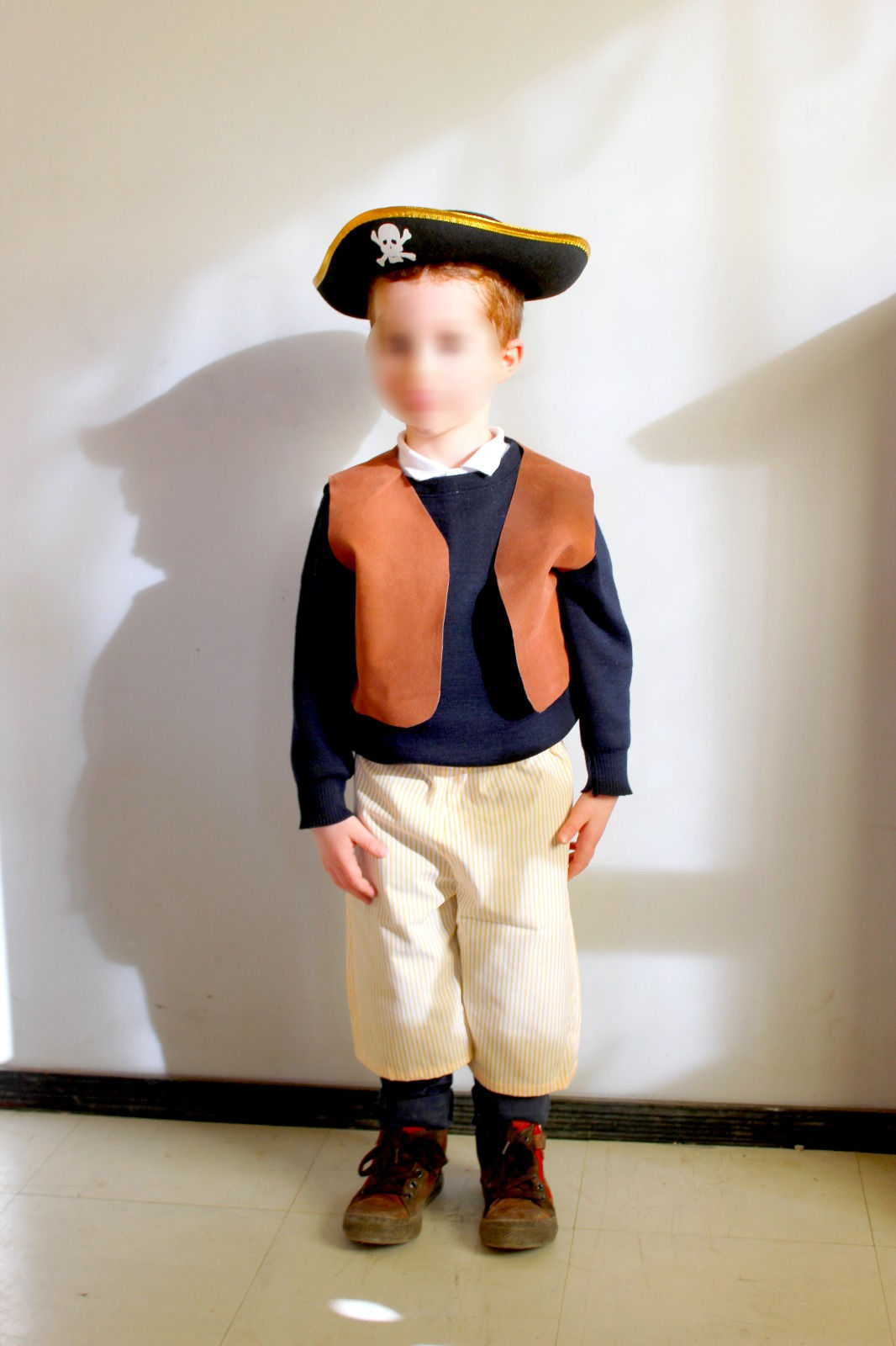 Pirate taille 4 ans: pantalon rayé jaune +gilet suédine marron+ chapeau