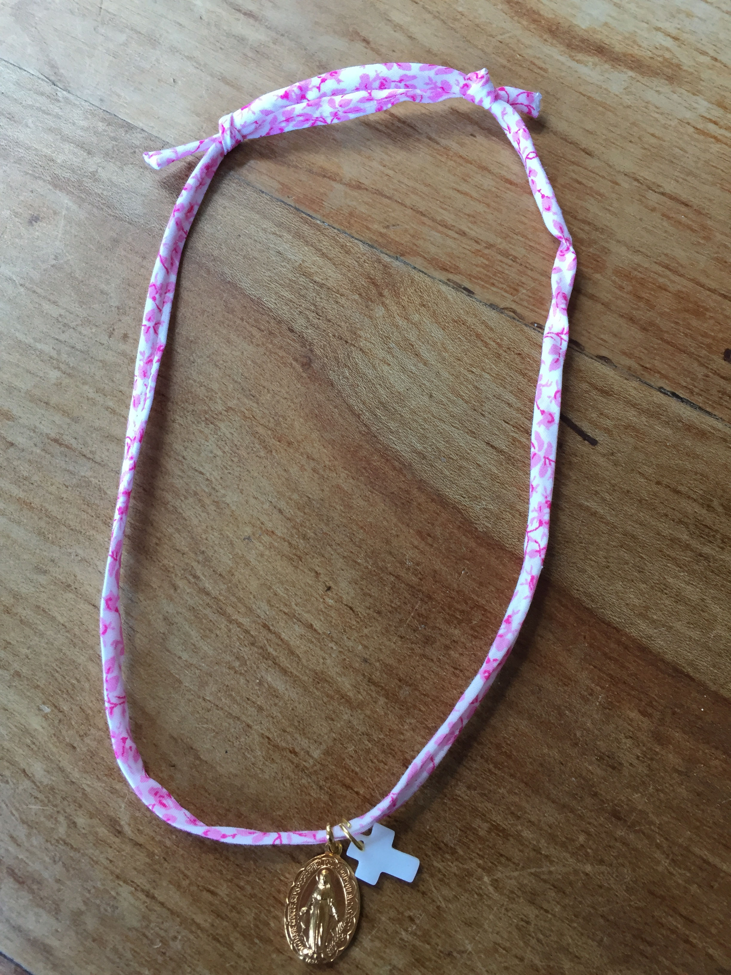 Collier en liberty avec médaille miraculeuse argentée