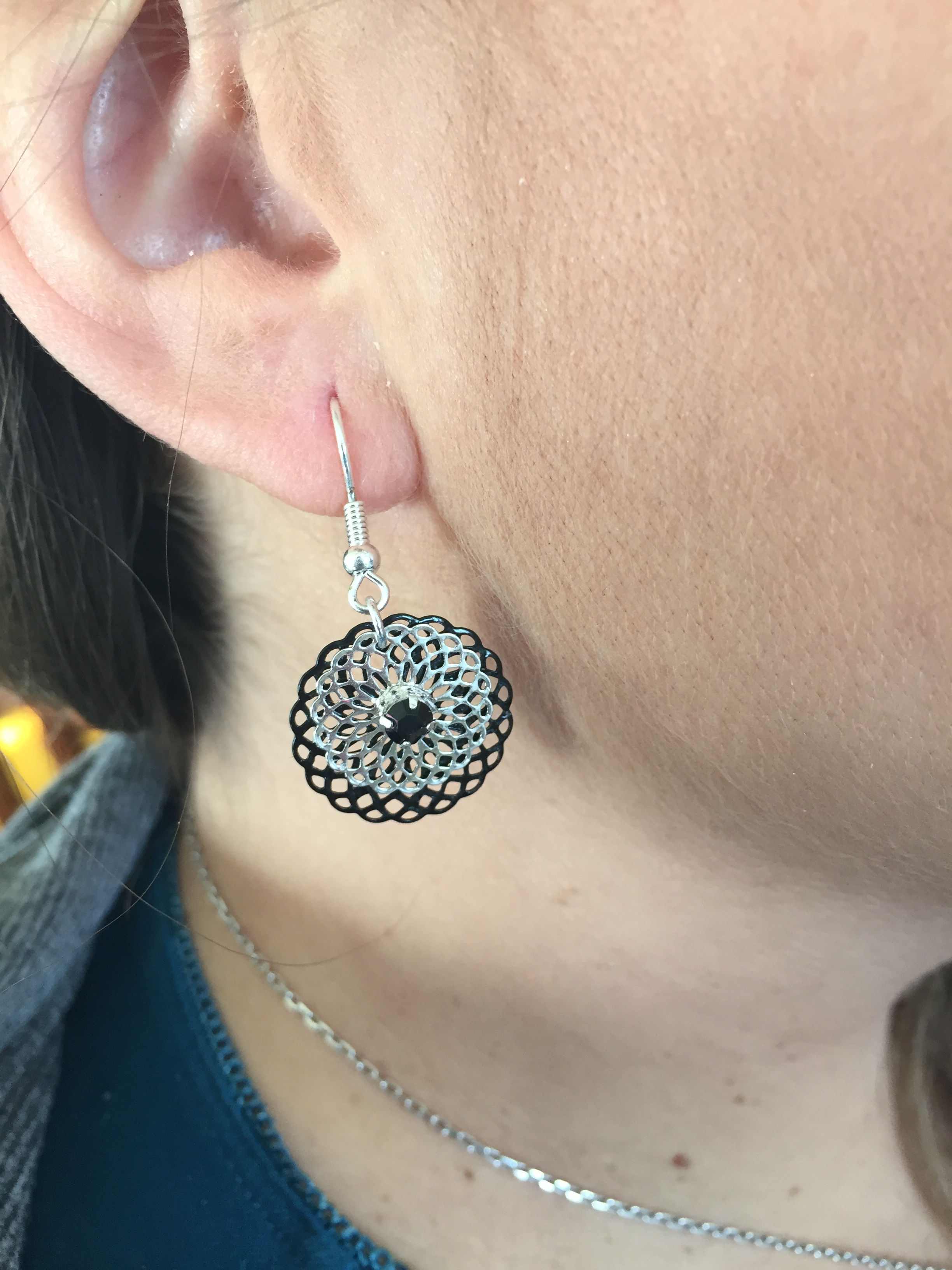 Boucles d'oreille argentées et noires
