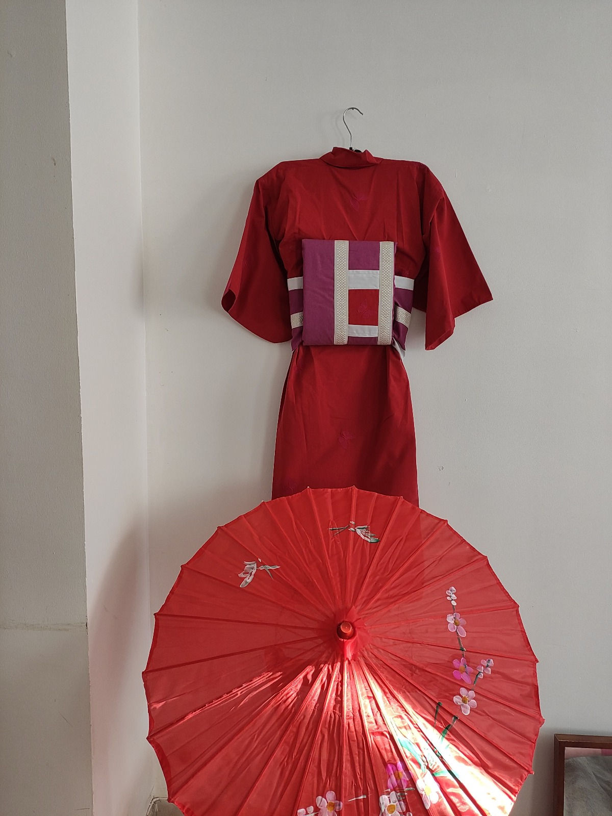 Robe chinoise T12ans, rouge/ violette avec ses accessoires (éventail, ombrelle)