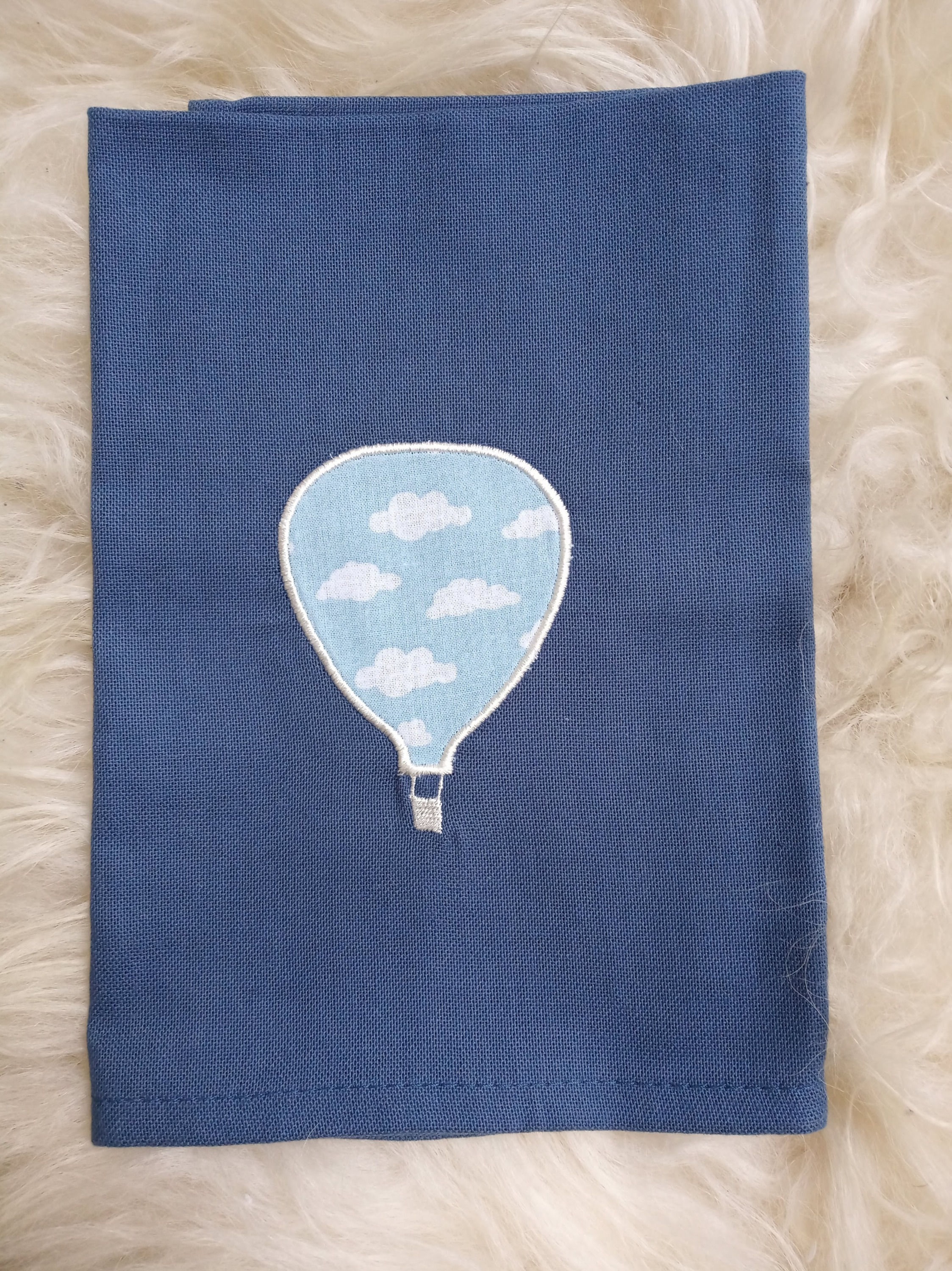 Serviette de table bleu brodée montgolfière bleu ciel 42x40cm