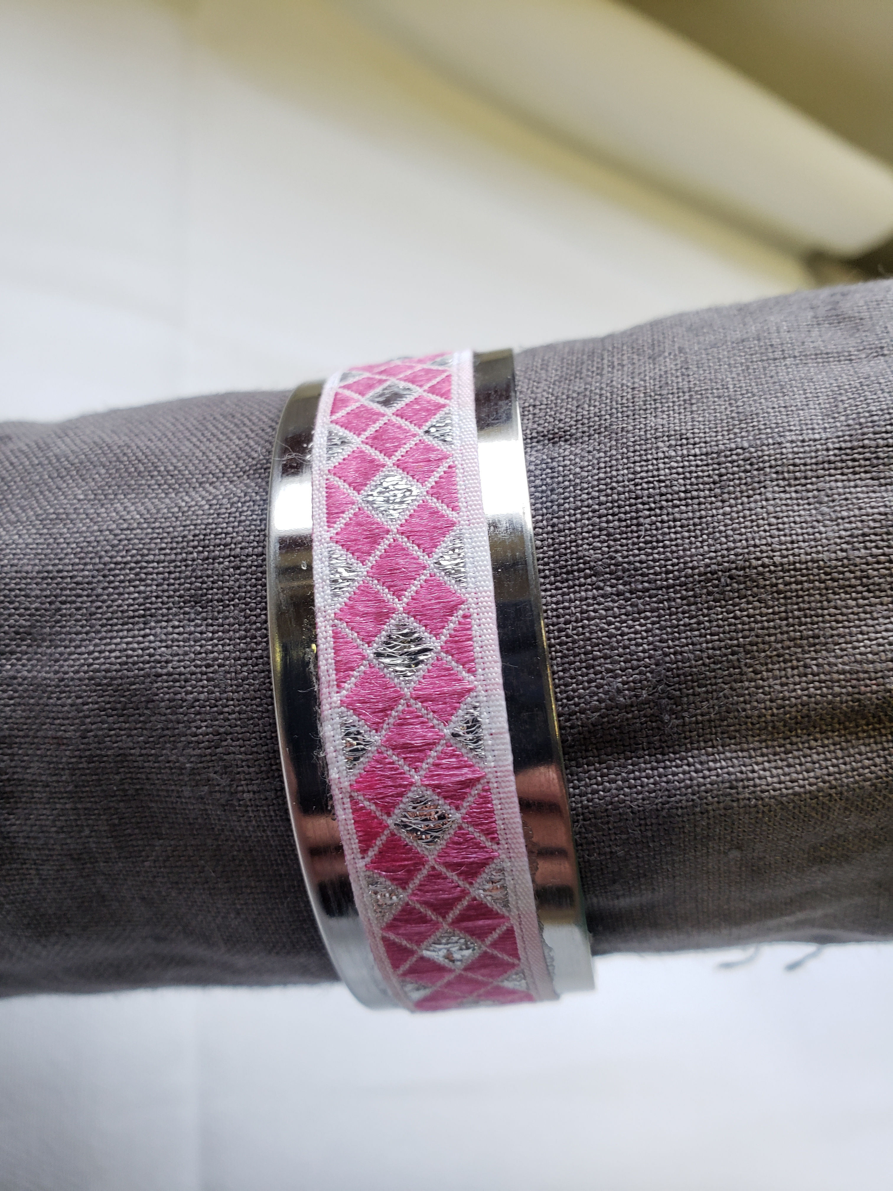 Bracelet argenté, ajustable, losanges argents et roses