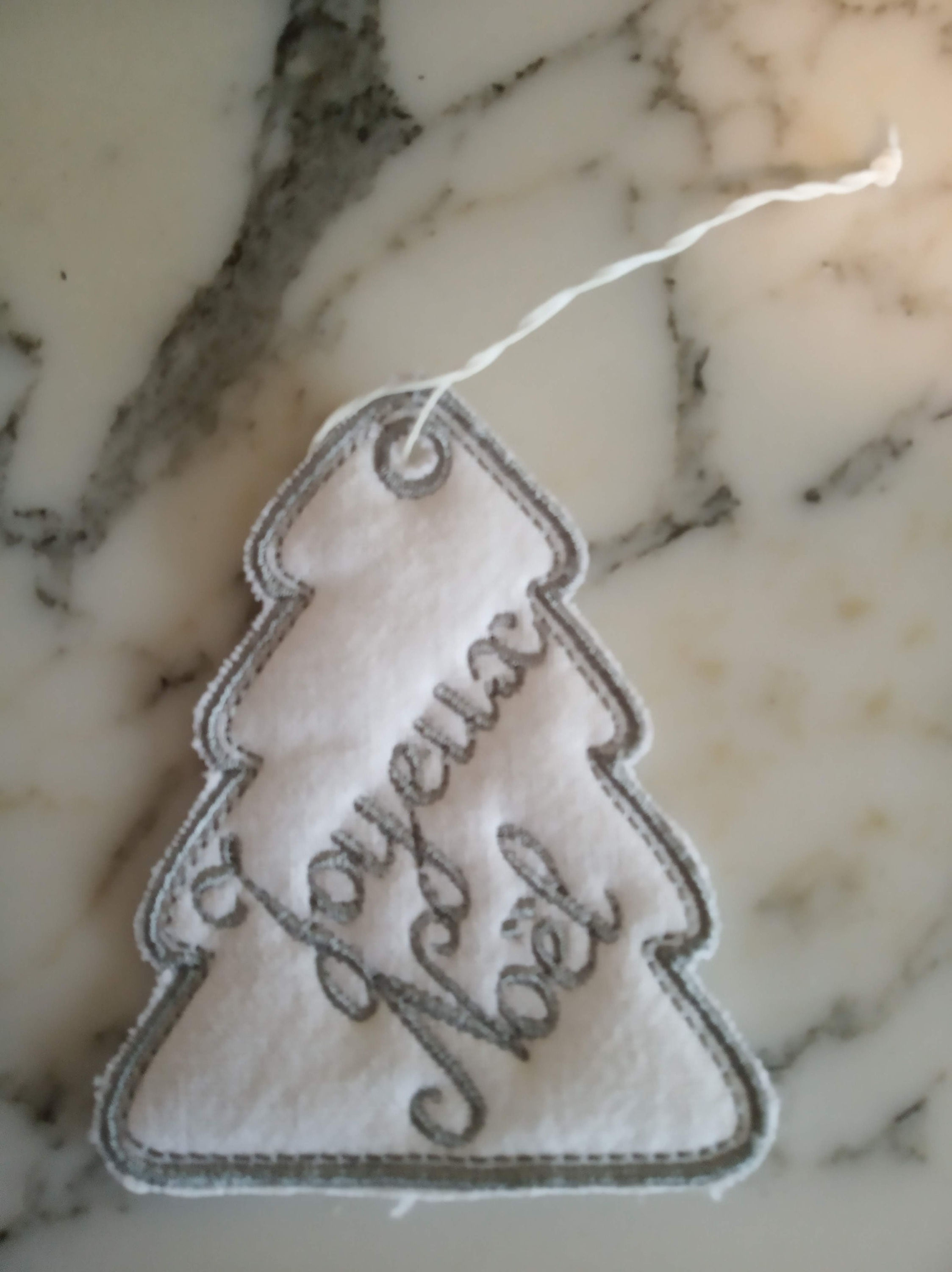 Décoration de Noël à suspendre sapin tissu blanc gris "Joyeux Noel" 10x7cm