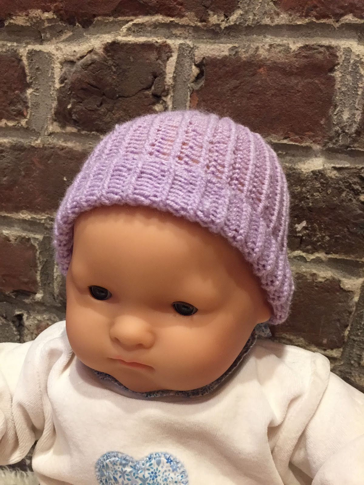 Bonnet en laine violet pour nouveau-né ou poupée de 52 cm
