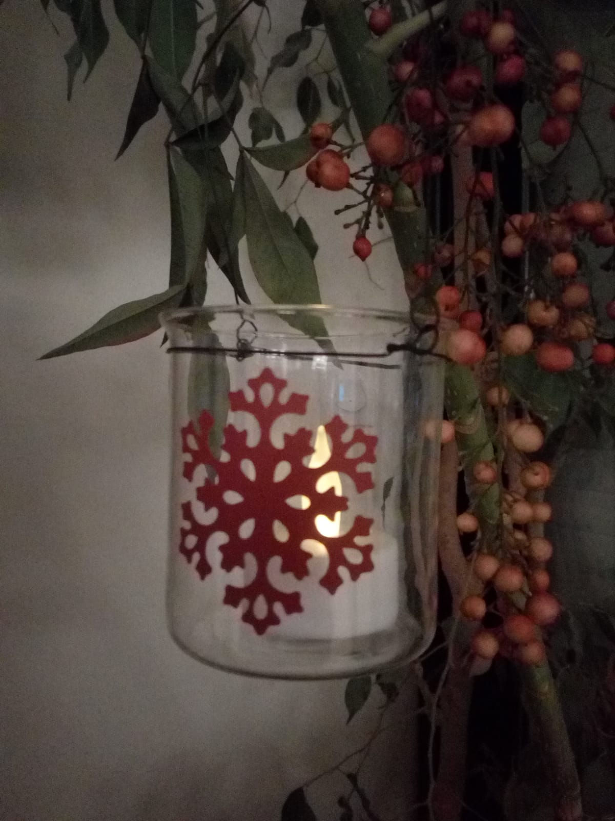 Lumignon à suspendre, flocon rouge, diamètre 6,5 cm, H: 7cm, avec bougie LED