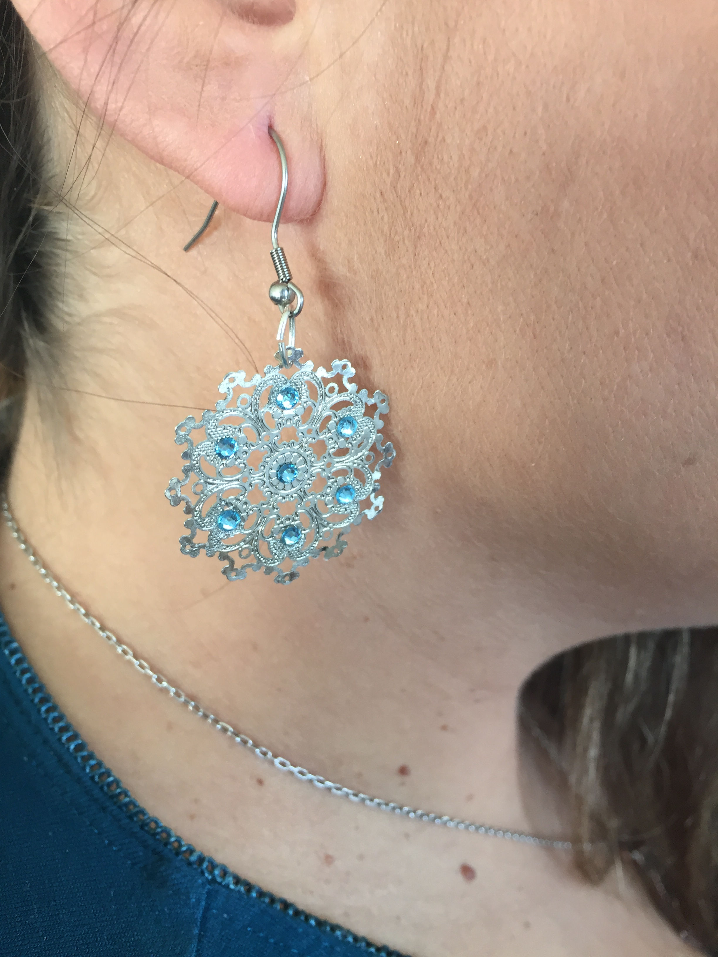 Boucles d'oreille argentées et bleues