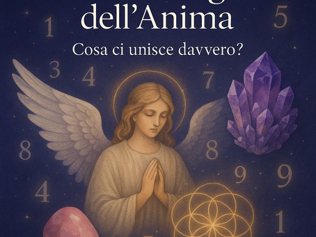 Illustrazione di un angelo circondato da numeri e cristalli su sfondo blu viola, simbolo dei legami dell’anima e della guida spirituale.