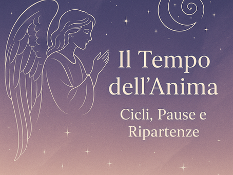 Illustrazione eterea con angelo e sfondo cosmico, simbolo del Tempo dell’Anima: cicli interiori, trasformazione e connessione spirituale.