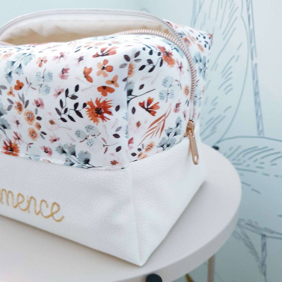 Miniature : Trousse de toilette bicolore motif fleuri, finition artisanale et broderie dorée.