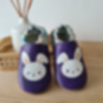 Chaussons cuir personnalisables modèle lapin violet vue de face