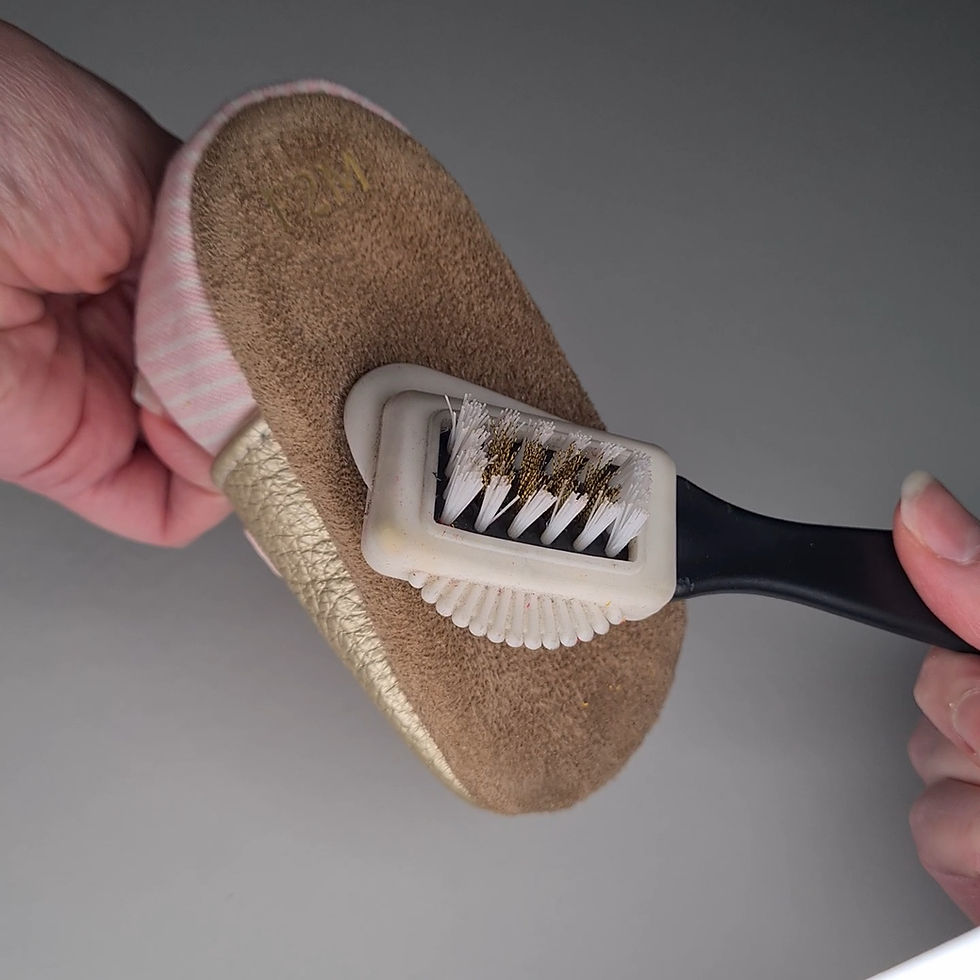 Miniature : Brosse de nettoyage appliquée sur une semelle en cuir pour restaurer l’adhérence.