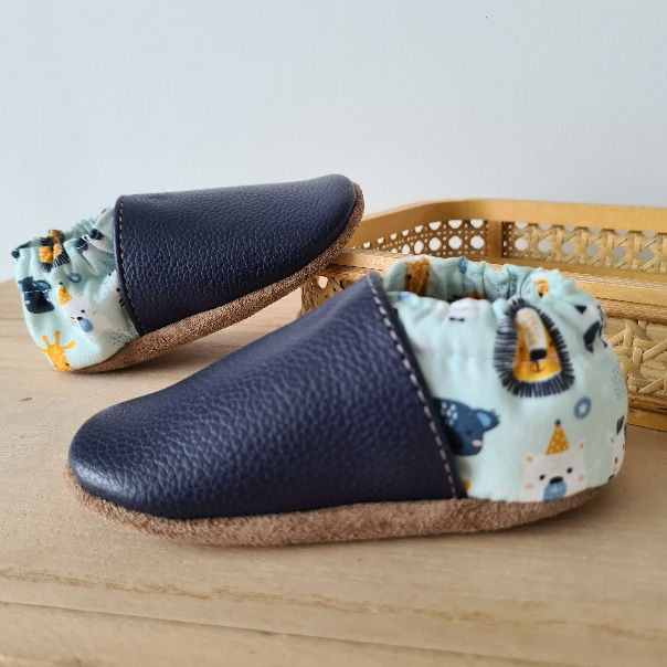 Chaussons en cuir souple personnalisés Petit Safari bleu marine avec tissu animaux de la savane, faits main.