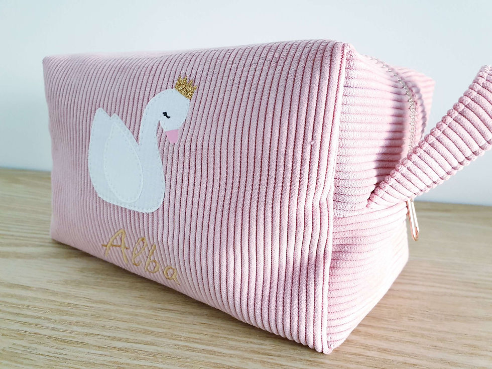 Gros plan sur la trousse Animaux Magiques en velours rose, motif cygne brodé et garnissage molletonné.