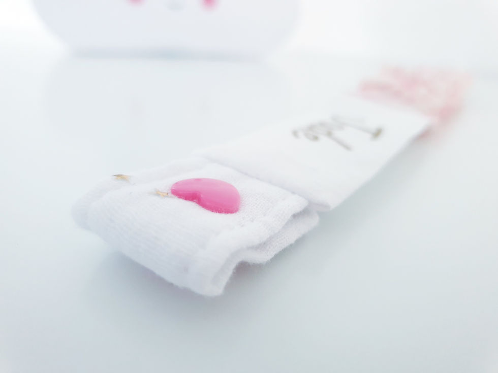Miniature : Attache tétine personnalisée Modèle Jade, tissu rose et embout clip, pratique pour garder la tétine propre.