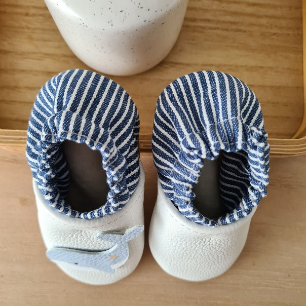 Miniature : Chaussons en cuir Mister Baleine – vue arrière, tissu rayé marine souple et confortable, finitions élastiquées.